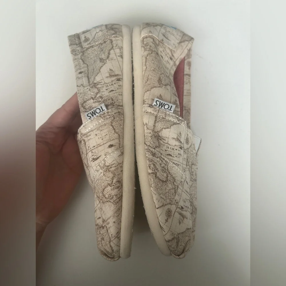 Toms Flats Slip-on shoes Size 7